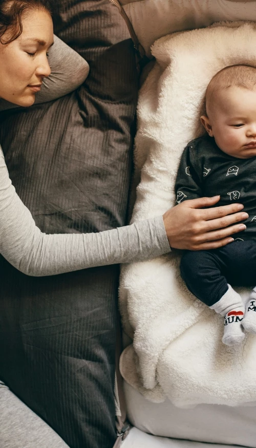 Une mère pose sa main sur son bébé